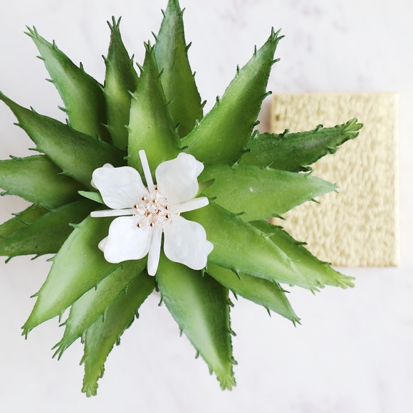 White Acrylic Floral Posts - Picture 3 of 4